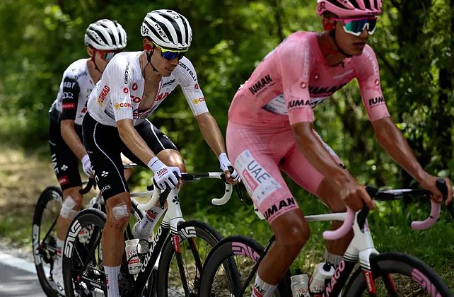 🚴♂️ Mads Pedersen conquista la etapa 13 en un final trepidante y Egan Bernal se consolida en el Top 10