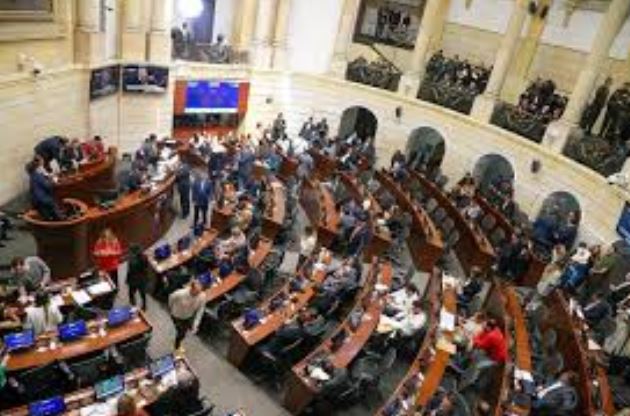 El Congreso de la Vergüenza: Cómo los Senadores Colombianos Sabotearon la Reducción de sus Propios Salarios