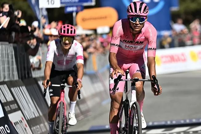 Simon Yates se corona campeón virtual del Giro de Italia 2025 tras una épica etapa 20