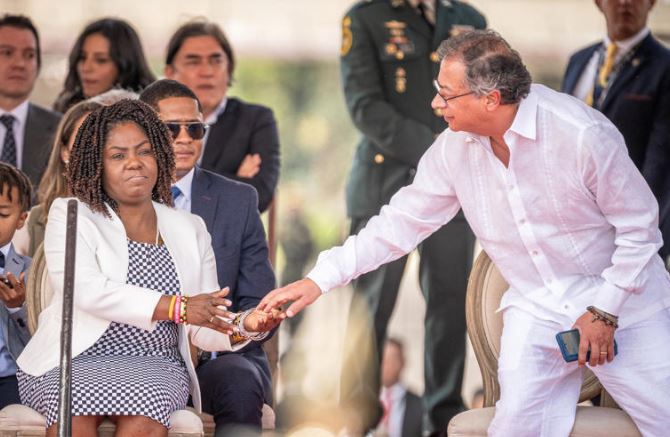 Con esa actitud tan altiva y arrogante nuevamente confirmamos la traición al gobierno de francia y su unión con leyva, Petro Nuestro Santo Salvador Imagen Cortesia © Diego Cuevas
