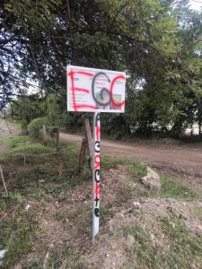 los Letreros de la supuesta llegada EL Ejercito Gaitanista De Colombia Petro Nuestro Santo Salvador Imagen Cortesia Cedido por la comunidad de Prado