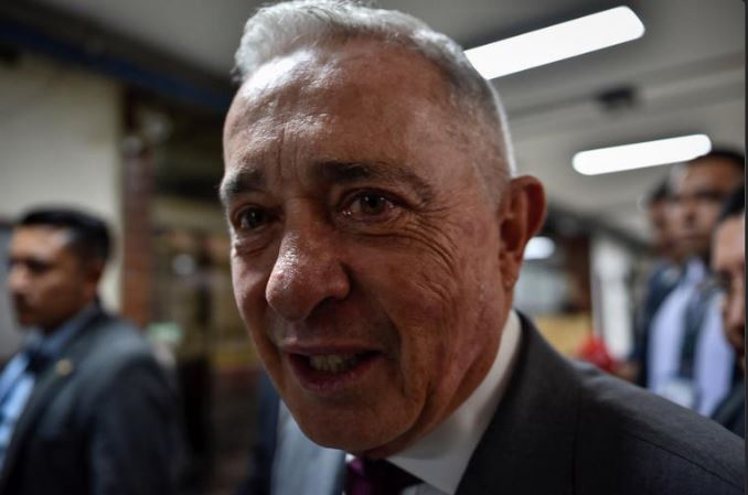 Luego del errado y vergonzoso fallo del tribunal de Bogotá el peligroso delincuente Uribe veles alias matarife mafioso y paramilitar queda en libertad provisoria, Petro Nuestro santo Salvador Imagen Cortesía © Cristian Bayona