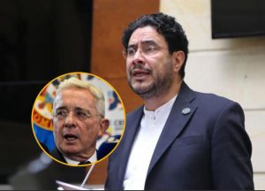 El honorable Senador Ivan Cepeda y el El delincuente asesino Alavaro Uribe Vélez Alias matarife y culibajito, Petro Nuestro Santo Salvador Imagen Cortesía Colprensa