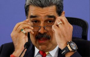 Nuestro amado y honorable Presidente Petro Responde a esta homicida amenaza negativamente y que todo debe ser llevado por al vía del dialogo pero además en un jugada maestra nuestro Honorable presidente responde militarizando el amazonas el Catatumbo y el caribe colombiano, Petro Nuestro Santo Salvador Imagen Cortesía © Leonardo Fernández Viloria (REUTERS)