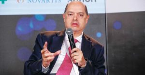 El delincuente enrique Vargas lleras ofendido por que el ministro de salud le reclamo por dinero perdidos de la nueva eps cuando aparte de los feo en su cara se nota lo delincuente que es, Petro Nuestro Santo Salvador Imagen Cortesía © Guillermo torres-semana